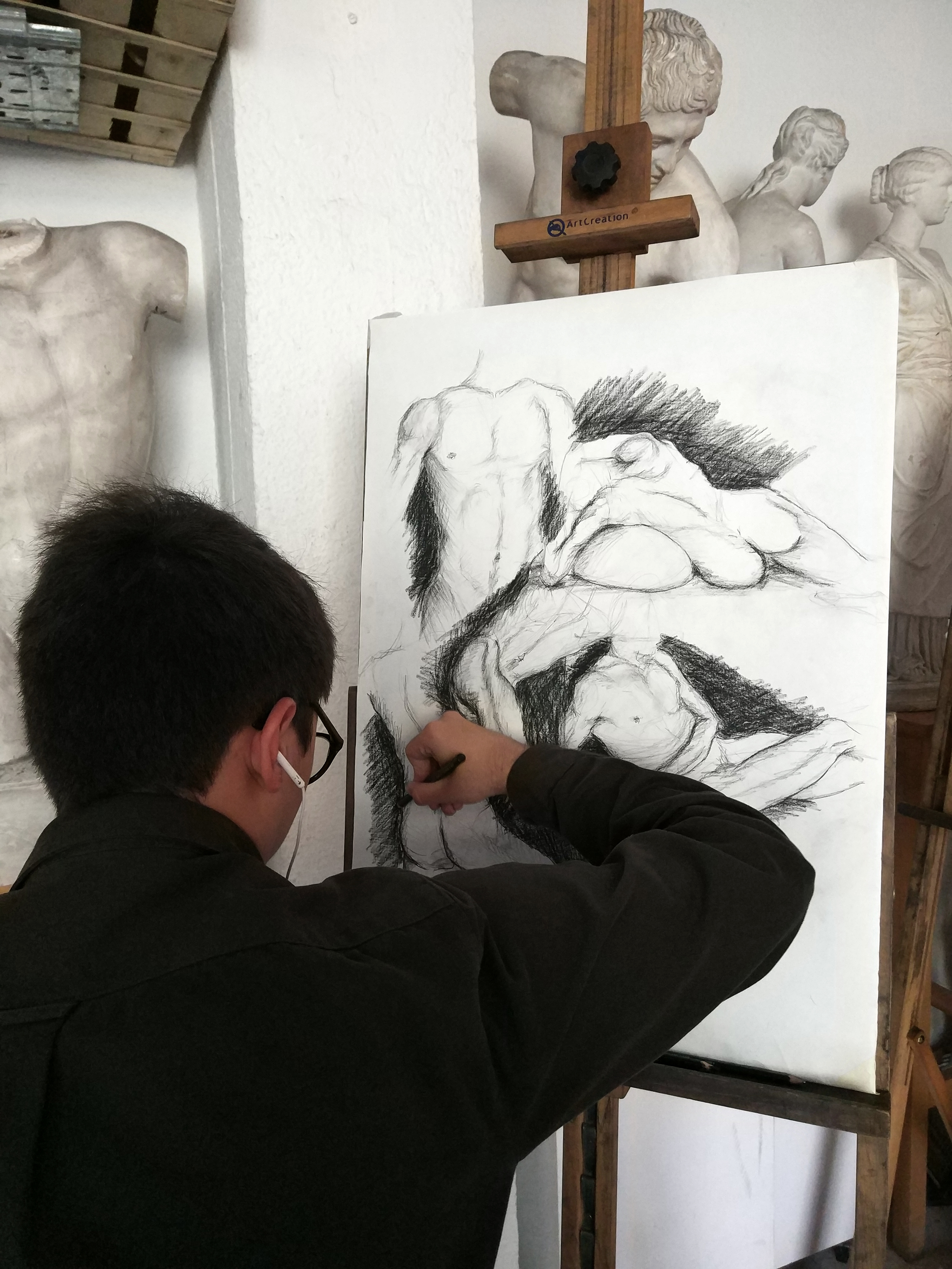 Alumno trabajando el proceso de composición.