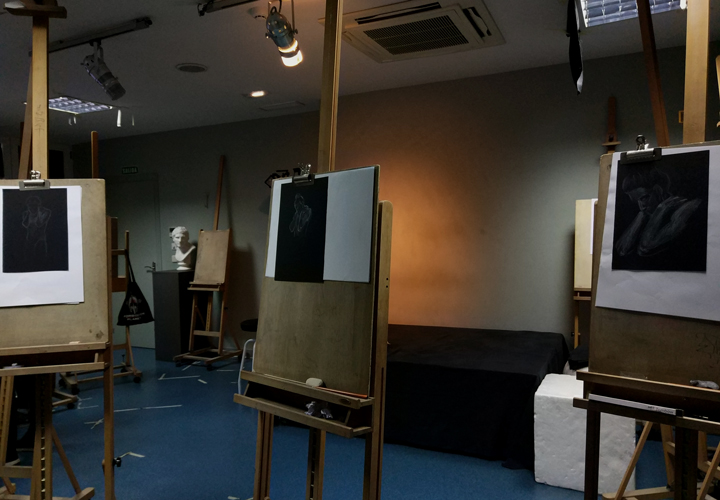 Figura sobre fondo negro