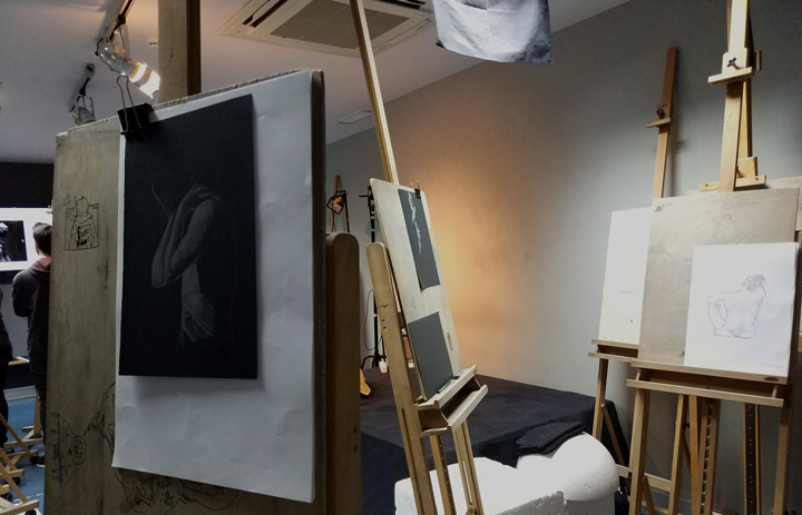 Figura sobre fondo negro