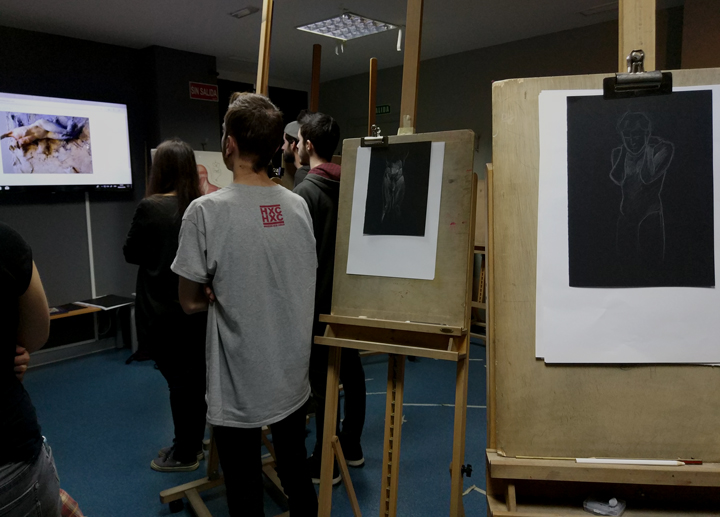 Figura sobre fondo negro