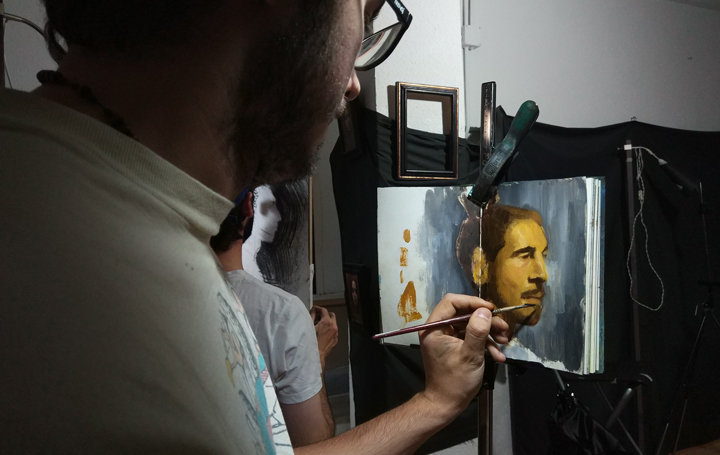 Alumno trabajando en los retoques finales de la sesión. 