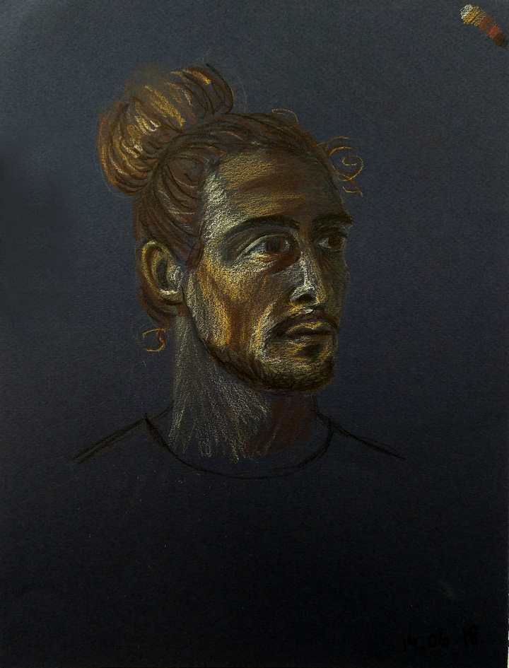 Retrato con ceras de color sobre fondo oscuro